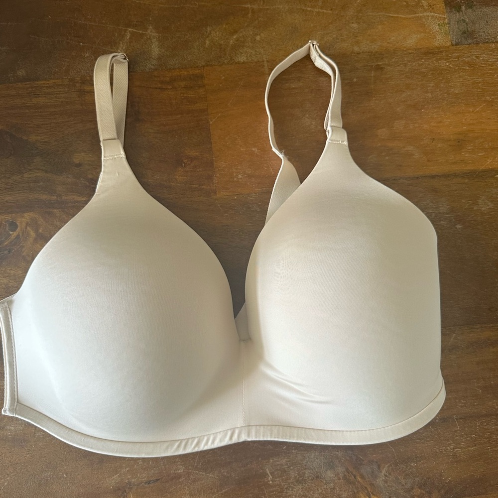 Soma Vanishing 360 Wireless Seamless Cream Bra size 34D